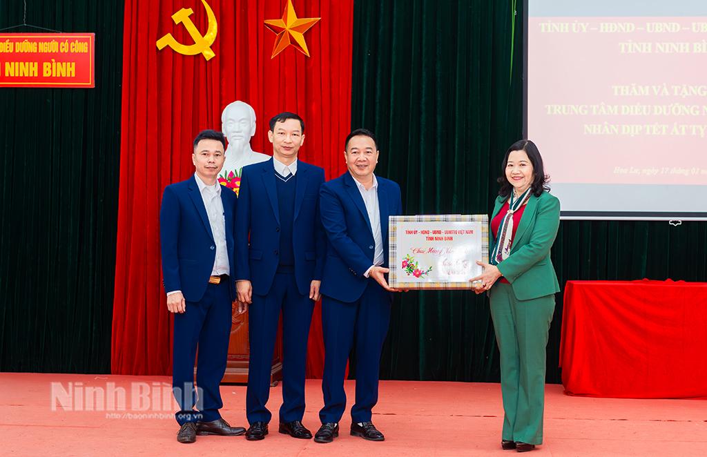 Đồng chí Trưởng Ban Tuyên giáo Tỉnh ủy Bùi Mai Hoa thăm, tặng quà tết Trung tâm Điều dưỡng người có công tỉnh. Ảnh: Ngọc Linh