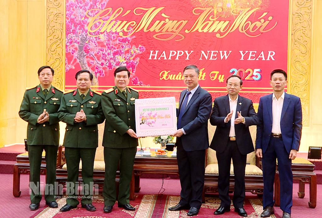 Thiếu tướng Bùi Công Chức, Ủy viên Thường vụ Đảng ủy, Phó Chính ủy Quân khu 3 chúc Tết Tỉnh uỷ Ninh Bình.