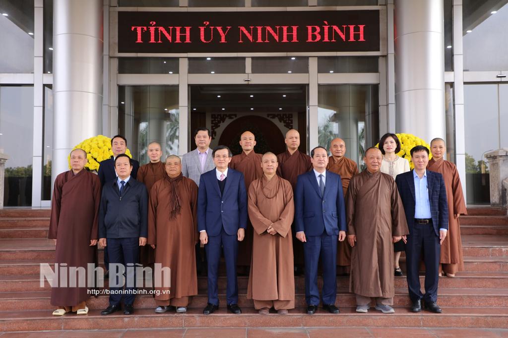 Các đồng chí lãnh đạo tỉnh chụp ảnh lưu niệm với đoàn đại biểu các tổ chức tôn giáo tỉnh.