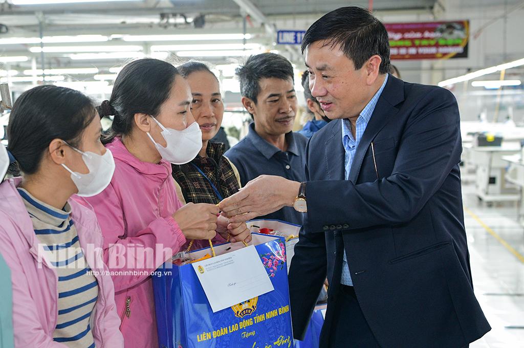 Đồng chí Chủ tịch LĐLĐ tỉnh trao quà Tết cho công nhân Công ty TNHH Nam&co London tại huyện Kim Sơn.