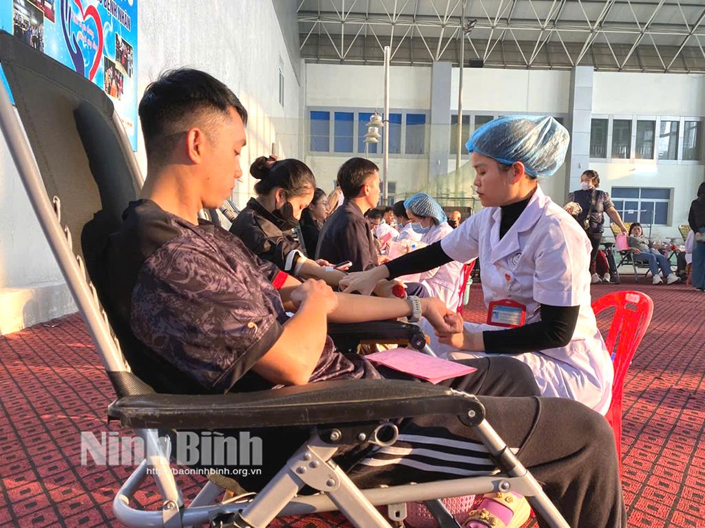 Các tình nguyện viên tham gia hiến máu tại chương trình.