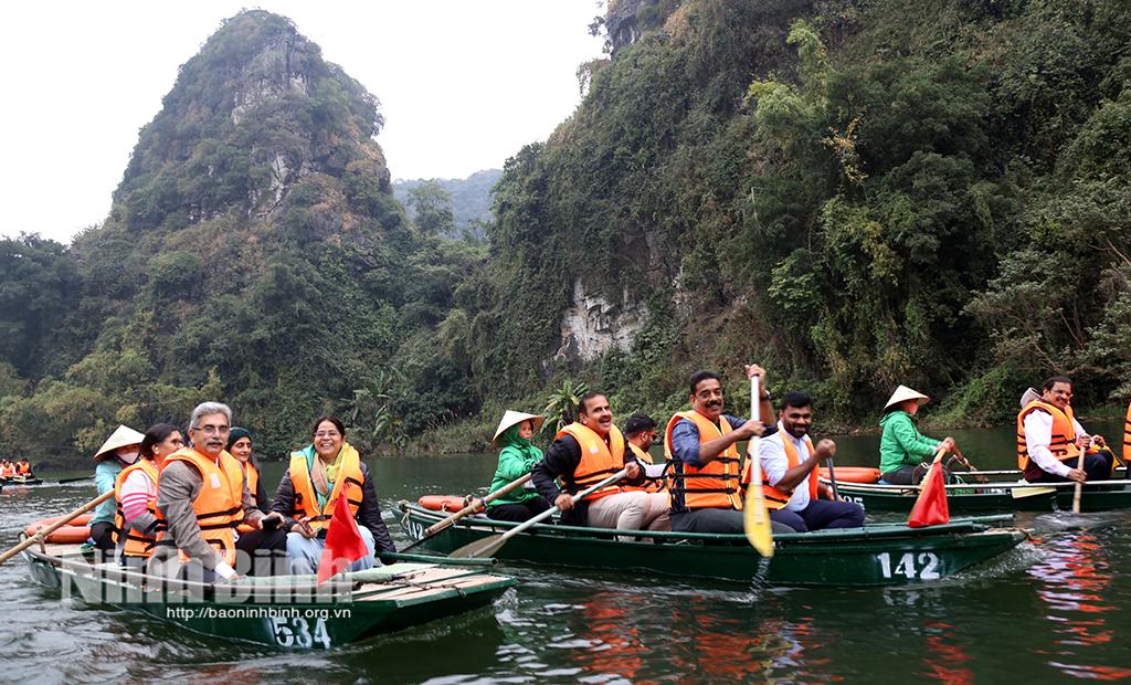 Đoàn Famtrip tham quan Khu du lịch sinh thái Tràng An.