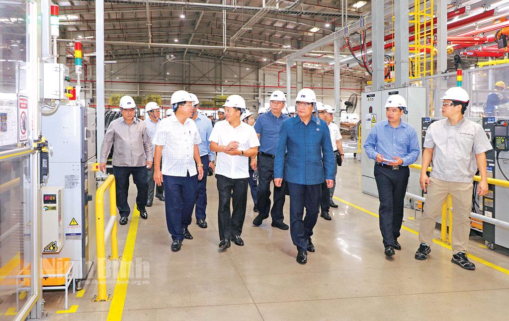 Đoàn đại biểu cấp cao Thủ đô Viêng Chăn (Lào) khảo sát tại Nhà máy Hyundai Thành Công Việt Nam số 2 (KCN Gián Khẩu, Gia Viễn). Ảnh: Đức Lam
