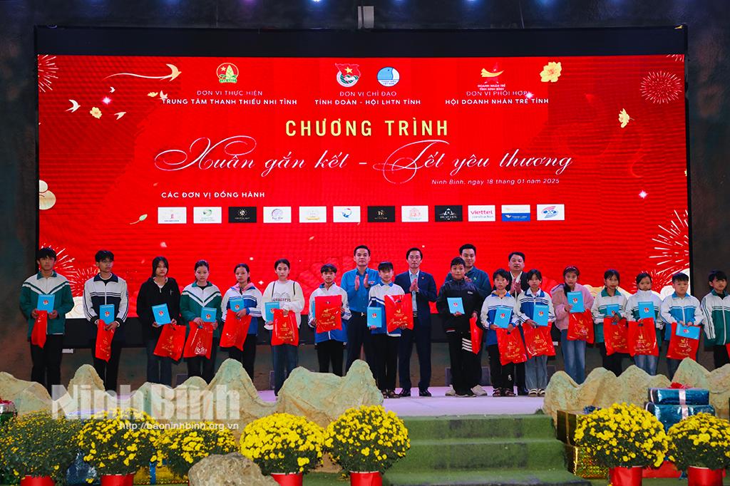 Lãnh đạo Tỉnh đoàn, Hội Doanh nhân trẻ tỉnh trao quà cho các em học sinh có hoàn cảnh khó khăn trên địa bàn tỉnh.