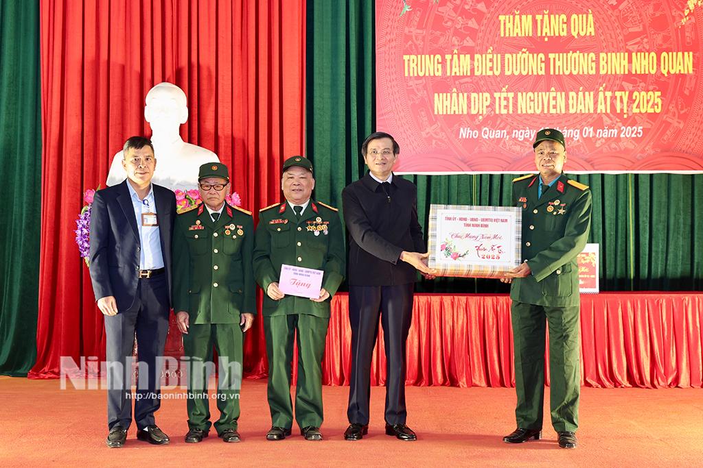 Đồng chí Bí thư Tỉnh ủy Đoàn Minh Huấn trao quà Tết tại Trung tâm Điều dưỡng thương binh Nho Quan. Ảnh: Minh Quang