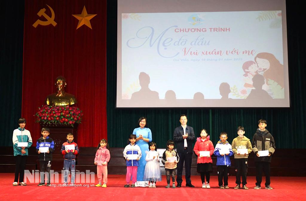 Lãnh đạo Hội Liên hiệp Phụ nữ huyện Gia Viễn tặng quà tết cho trẻ mồ côi được nhận đỡ đầu.