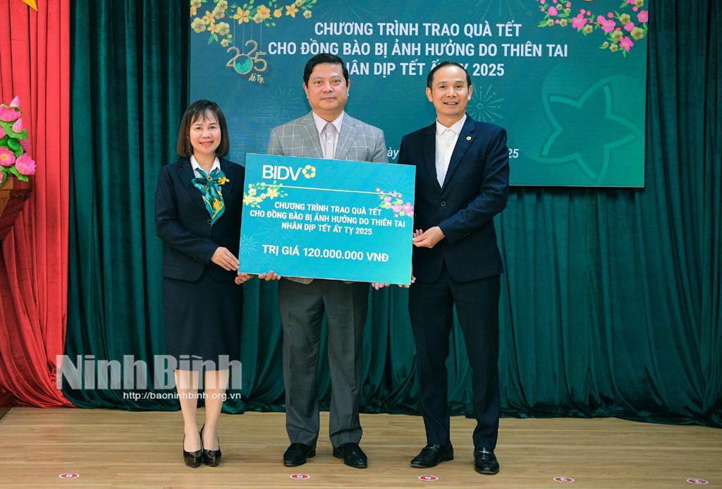 Lãnh đạo Ủy ban MTTQ VN tỉnh tiếp nhận quà của Ngân hàng BIDV.