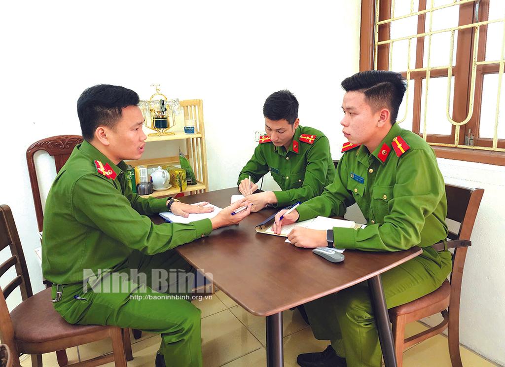 Cán bộ, chiến sĩ Đội Cảnh sát hình sự, Công an thành phố Ninh Bình (nay là thành phố Hoa Lư) họp bàn, trao đổi nhiệm vụ công tác.