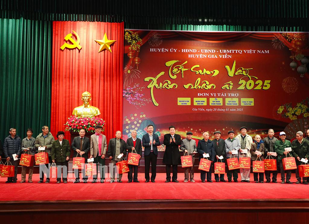 Lãnh đạo huyện Gia Viễn và Chủ tịch HĐQT Tập đoàn Xuân Thành trao quà Tết cho các gia đình chính sách, hộ nghèo trên địa bàn huyện. Ảnh: Đức Lam