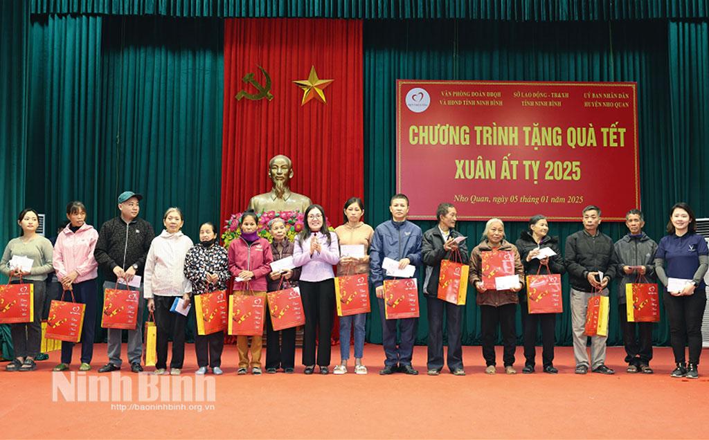 Đại diện lãnh đạo Ban Văn hóa-Xã hội, HĐND tỉnh và nhà tài trợ trao quà Tết Xuân Ất Tỵ năm 2025 cho các gia đình có hoàn cảnh khó khăn trên địa bàn huyện Nho Quan. Ảnh: Minh Quang