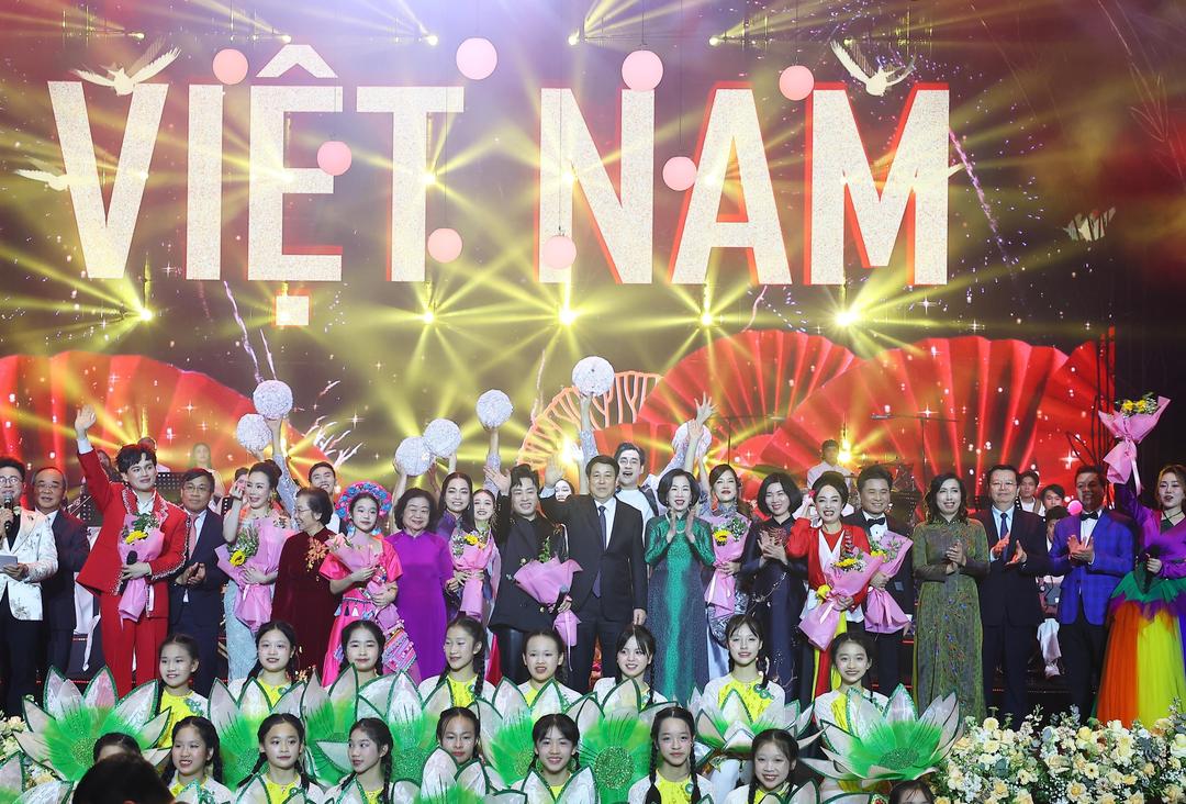 Chủ tịch nước Lương Cường và Phu nhân tặng hoa cho các nghệ sỹ tham gia chương trình.