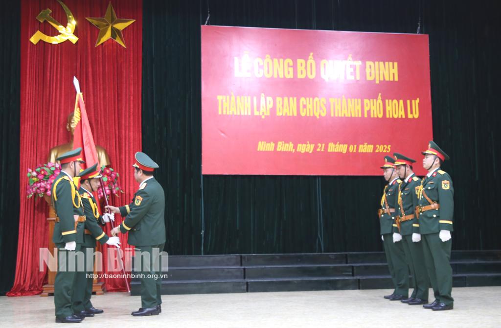 Lãnh đạo Quân khu 3 trao Quân kỳ quyết thắng cho Ban CHQS thành phố Hoa Lư thuộc Bộ CHQS tỉnh Ninh Bình.