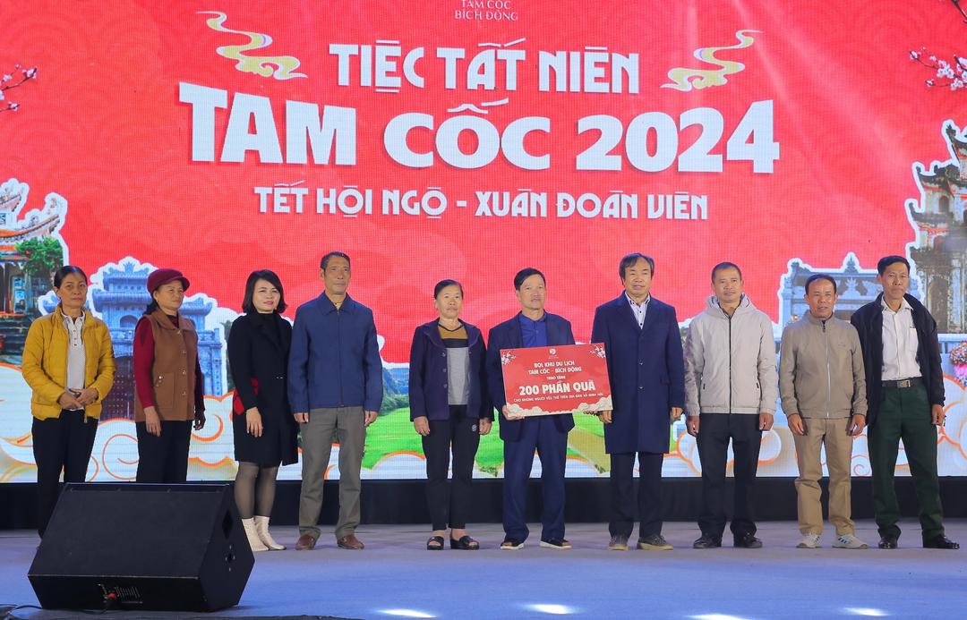 Đại diện Doanh nghiệp Xây dựng Xuân Trường trao tặng 200 suất quà cho những hoàn cảnh khó khăn trên địa bàn xã Ninh Hải, thành phố Hoa Lư.