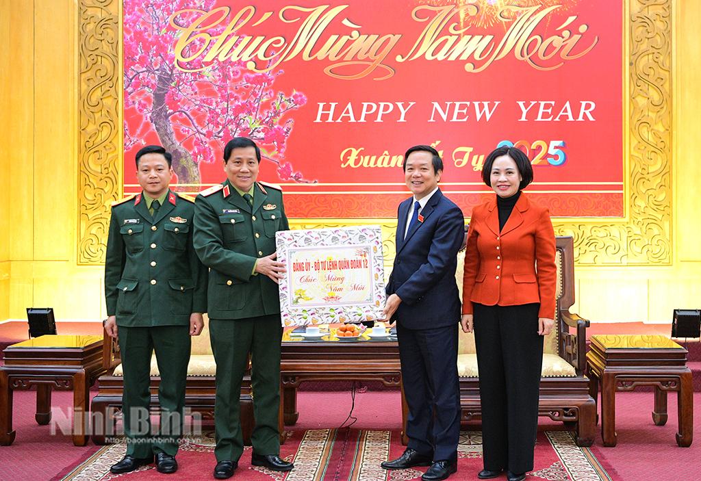 Thay mặt Đảng ủy, Bộ Tư lệnh Quân đoàn 12, Thiếu tướng Nguyễn Đức Hưng, Chính ủy Quân đoàn 12 chúc Tết Tỉnh ủy, HĐND, UBND, Ủy ban MTTQ Việt Nam tỉnh.