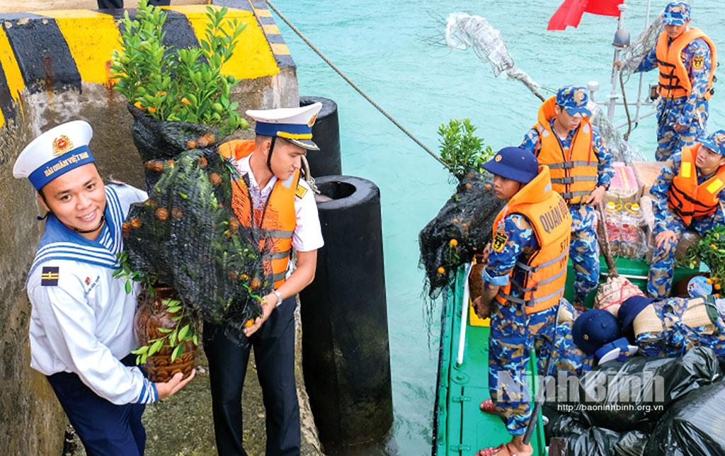 Chiến sĩ hải quân vận chuyển hàng Tết lên đảo Sinh Tồn.