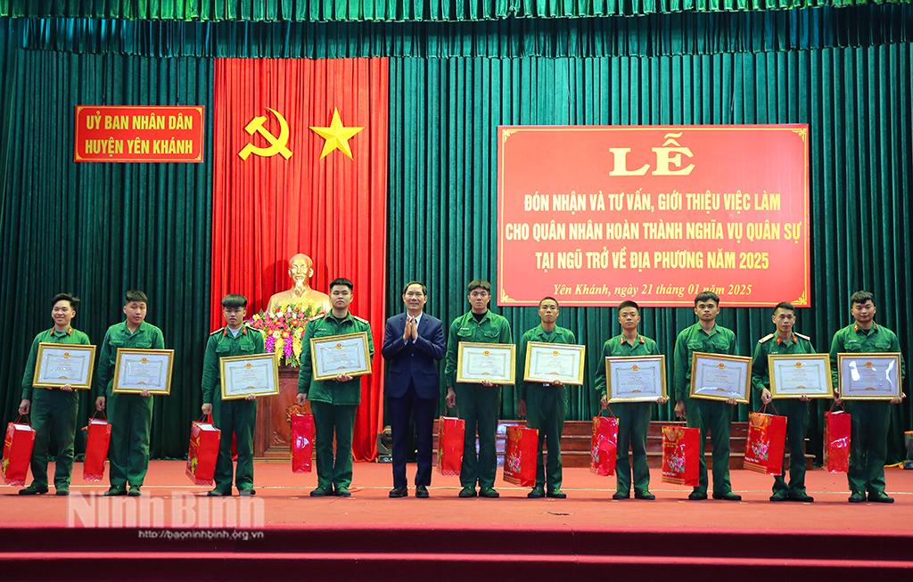 Lãnh đạo huyện Yên Khánh trao Giấy khen cho các quân nhân hoàn thành nghĩa vụ quân sự trở về địa phương. Ảnh: Anh Tuấn