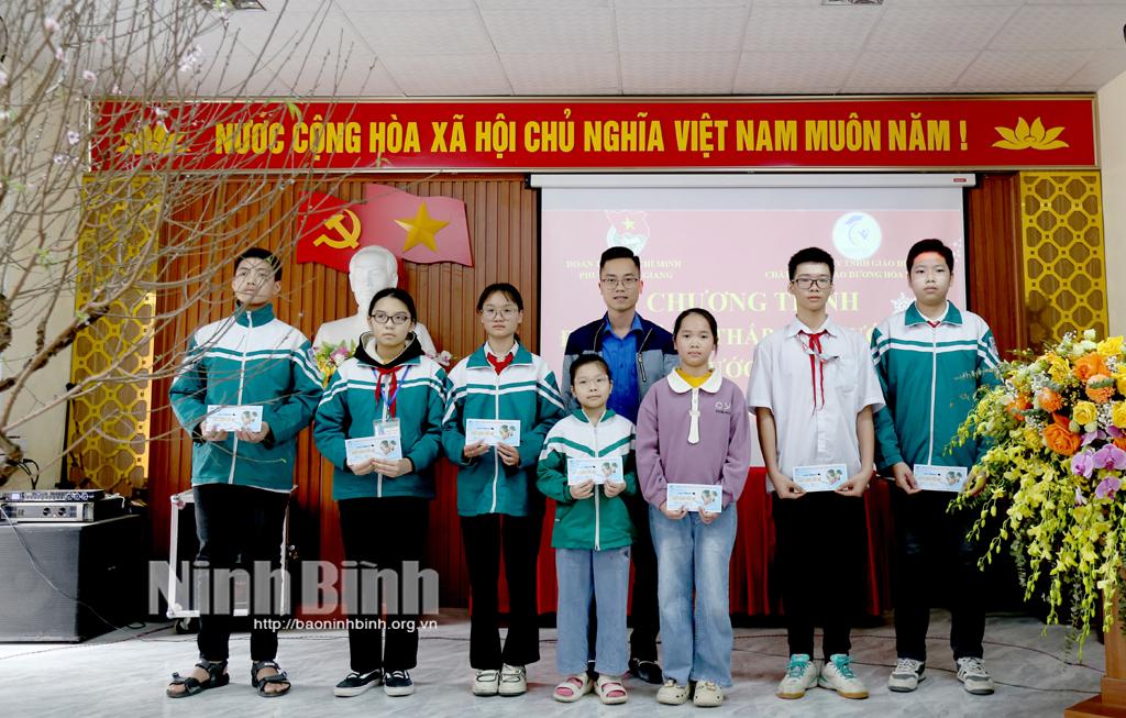 Các em học sinh có hoàn cảnh khó khăn trên địa bàn phường Vân Giang, thành phố Hoa Lư nhận học bổng “Thắp sáng ước mơ”.
