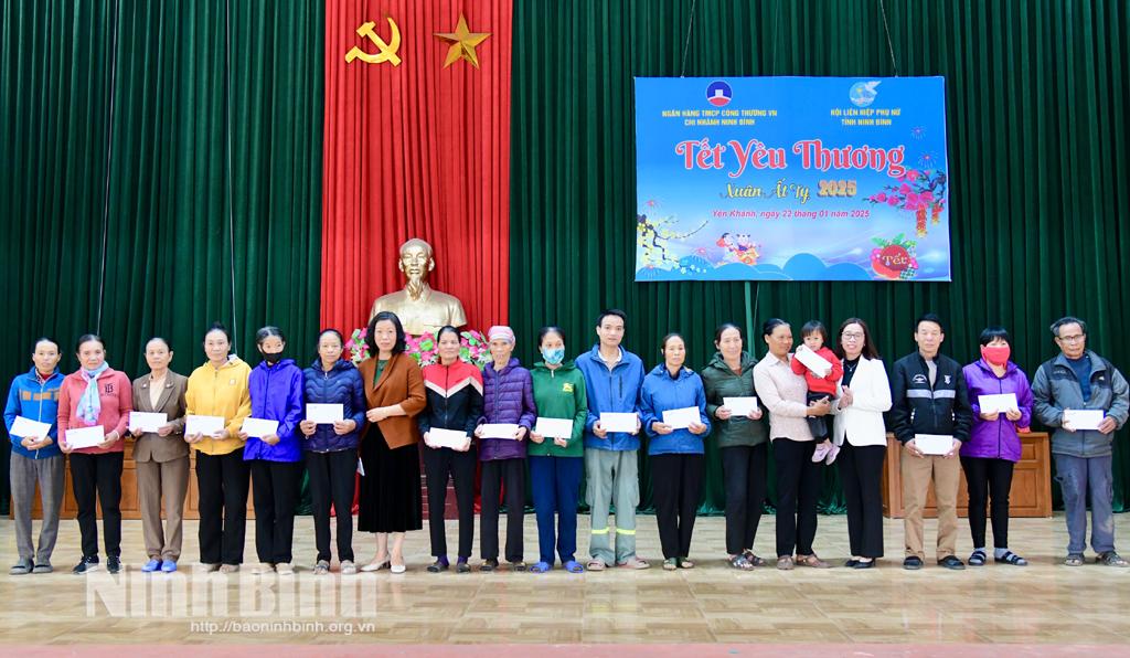 Lãnh đạo Hội LHPN tỉnh và đại diện Ngân hàng TMCP Công thương Việt Nam Chi nhánh tỉnh trao quà cho phụ nữ nghèo, có hoàn cảnh khó khăn trên địa bàn xã.