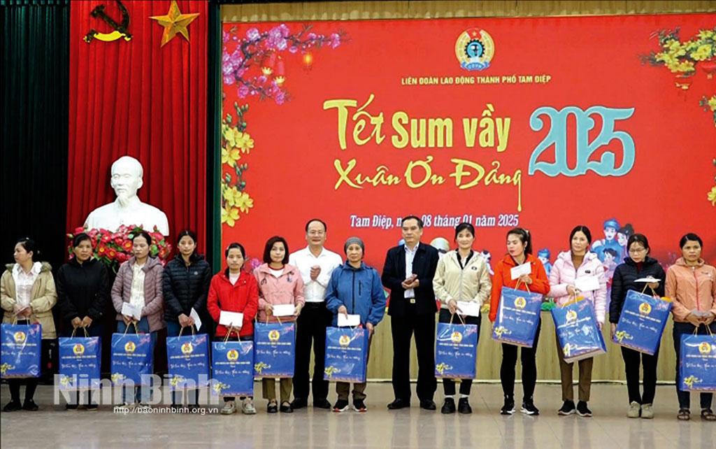 Lãnh đạo thành phố Tam Điệp trao quà Tết Ất Tỵ cho công nhân có hoàn cảnh khó khăn trên địa bàn thành phố.