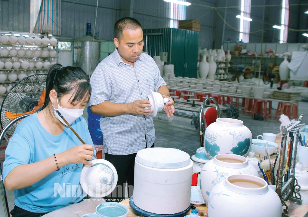 Để làm nên một sản phẩm phải trải qua nhiều công đoạn tỉ mỉ. Ảnh: Hoàng Hiệp