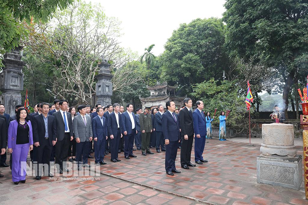 Đoàn đại biểu lãnh đạo tỉnh dâng hương tại Đền thờ Vua Đinh Tiên Hoàng.
