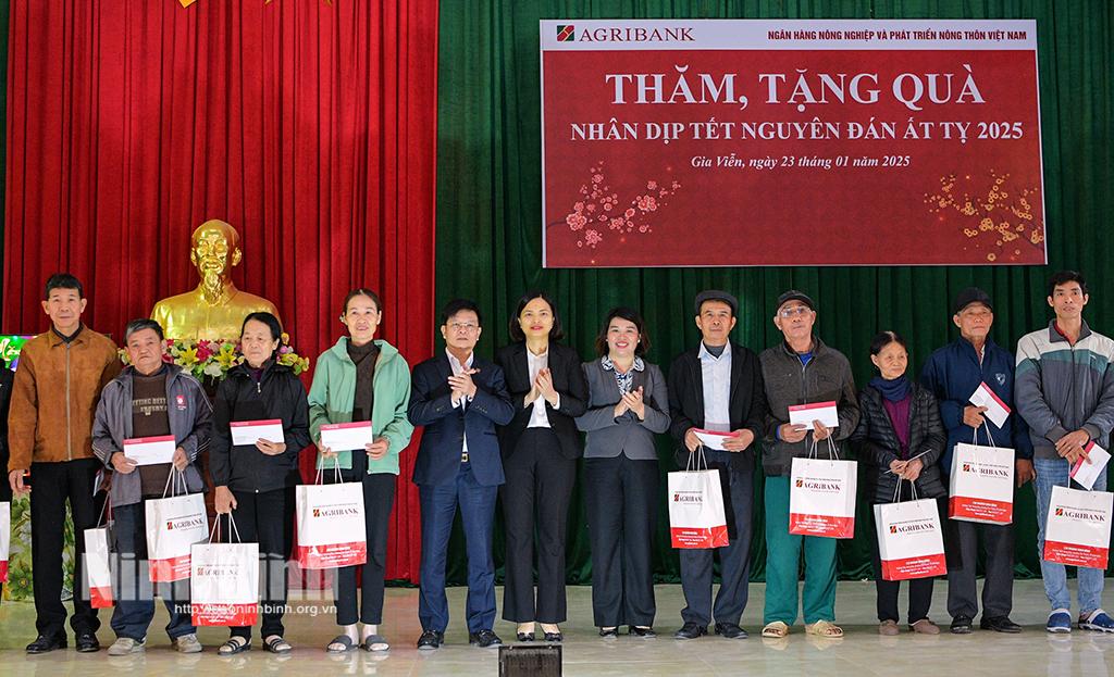 Đại diện lãnh đạo Agribank trao tặng quà cho người có công, gia đình chính sách, hộ nghèo, hộ có hoàn cảnh khó khăn.