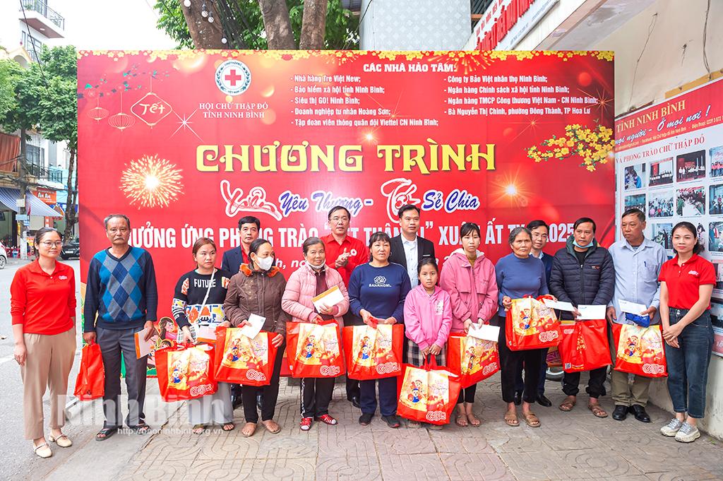 Đại diện các đơn vị trao tặng quà cho người có hoàn cảnh khó khăn.