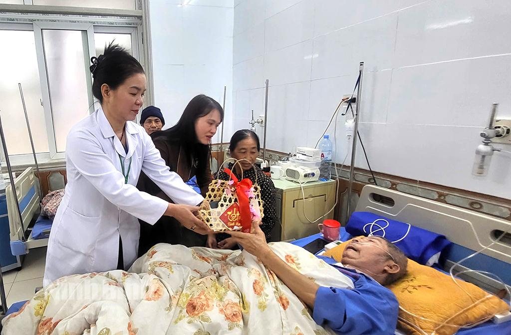 Bệnh viện Phổi Ninh Bình phối hợp với các nhà hảo tâm trao quà Tết cho bệnh nhân có hoàn cảnh khó khăn.