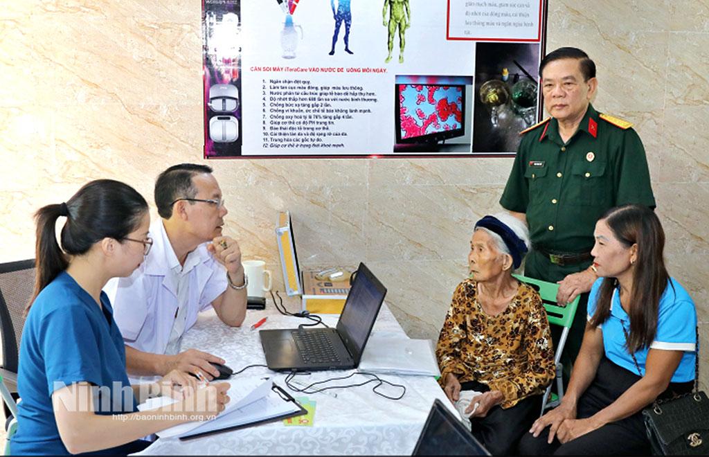 Hội Hỗ trợ gia đình liệt sĩ tỉnh khám, cấp thuốc miễn phí cho người có công trên địa bàn tỉnh. Ảnh: Quang Vân