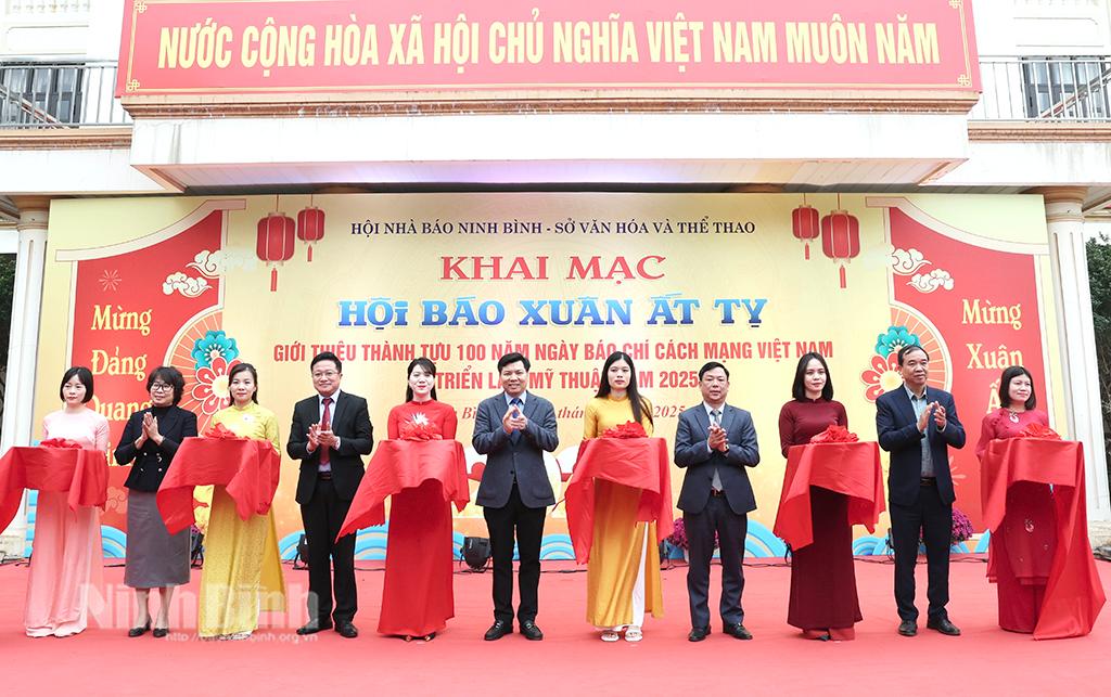 Các đồng chí lãnh đạo cắt băng khai mạc Hội báo Xuân Ất Tỵ 2025.