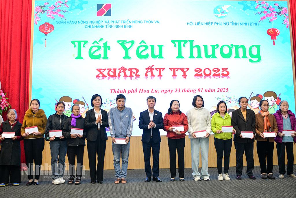 Đại diện các đơn vị trao tặng quà Tết cho hội viên, phụ nữ nghèo, trẻ em có hoàn cảnh khó khăn trên địa bàn thành phố Hoa Lư.