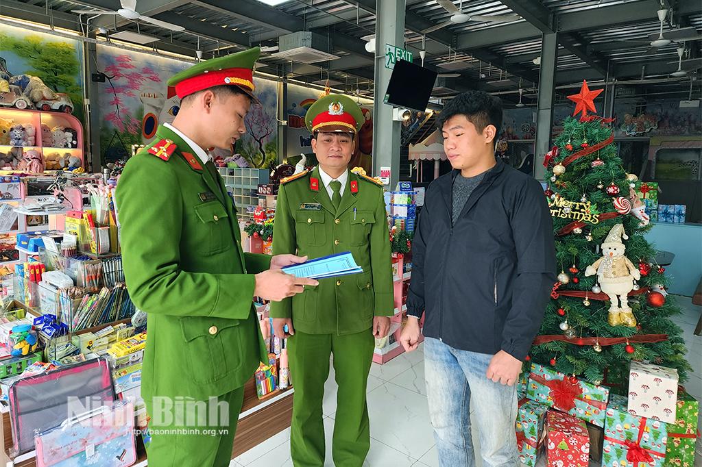 Công an thành phố Tam Điệp tuyên truyền các hộ kinh doanh chấp hành nghiêm các quy định của pháp luật liên quan đến công tác quản lý, sử dụng pháo.