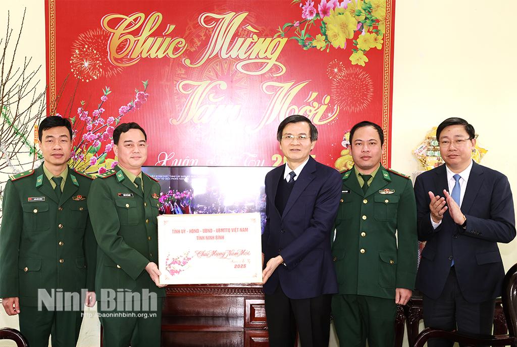 Đồng chí Bí thư Tỉnh ủy Đoàn Minh Huấn thăm, chúc Tết cán bộ, chiến sĩ Trạm Kiểm soát Biên phòng Cồn Nổi. Ảnh: Minh Quang