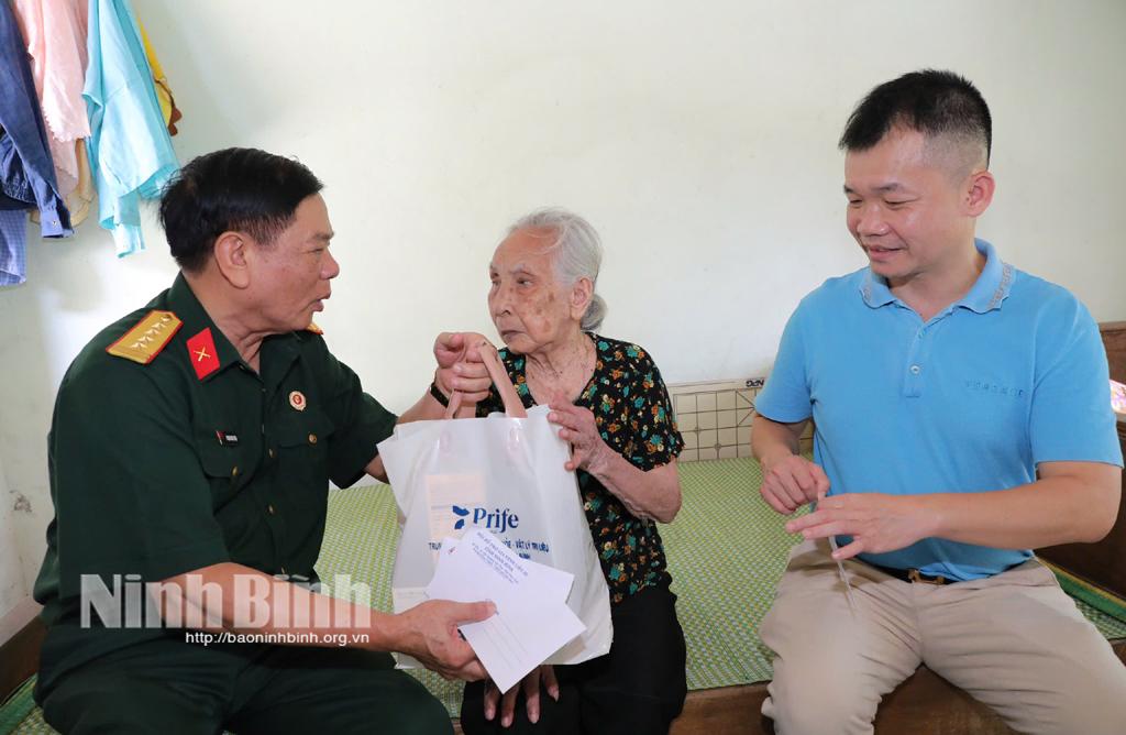 Hội Hỗ trợ gia đình liệt sĩ tặng quà Mẹ VNAH xã Ninh Khang, thành phố Hoa Lư. Ảnh: Minh Quang