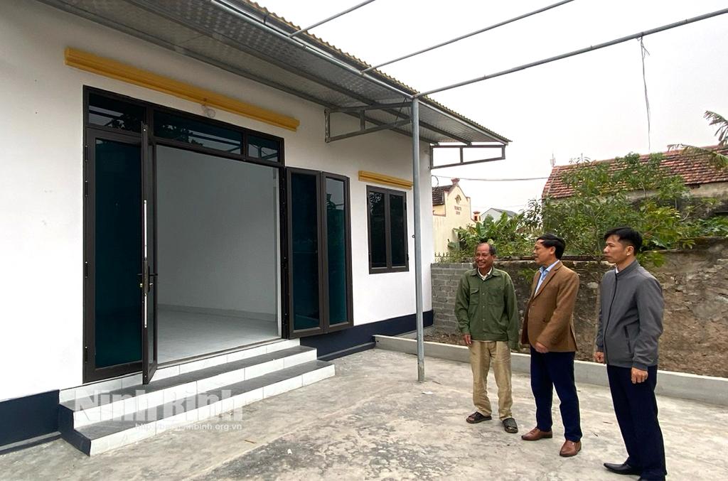 Lãnh đạo thị trấn Yên Thịnh (Yên Mô) thăm hỏi, chia vui với thương binh Lê Hữu Đa, xóm giữa Đông, thị trấn Yên Thịnh khi có ngôi nhà mới trước thềm Tết Nguyên đán 2025.