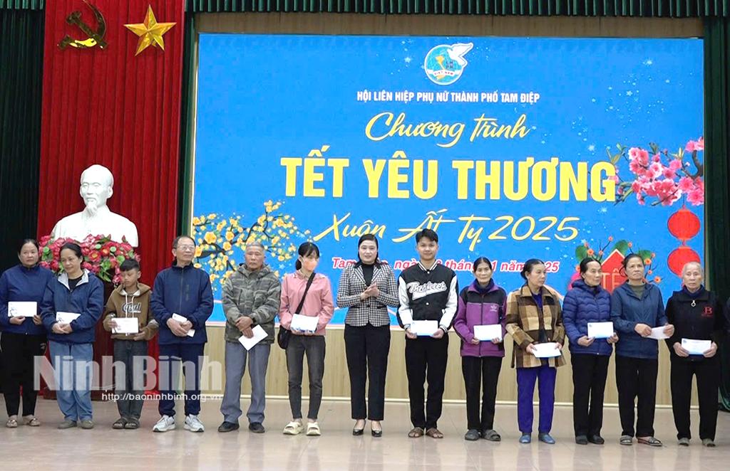 Trao quà Tết cho hộ nghèo, hộ cận nghèo, hội viên phụ nữ có hoàn cảnh đặc biệt khó khăn và các tân binh chuẩn bị lên đường nhập ngũ có hoàn cảnh khó khăn trên địa bàn thành phố. Ảnh: Mai Lan