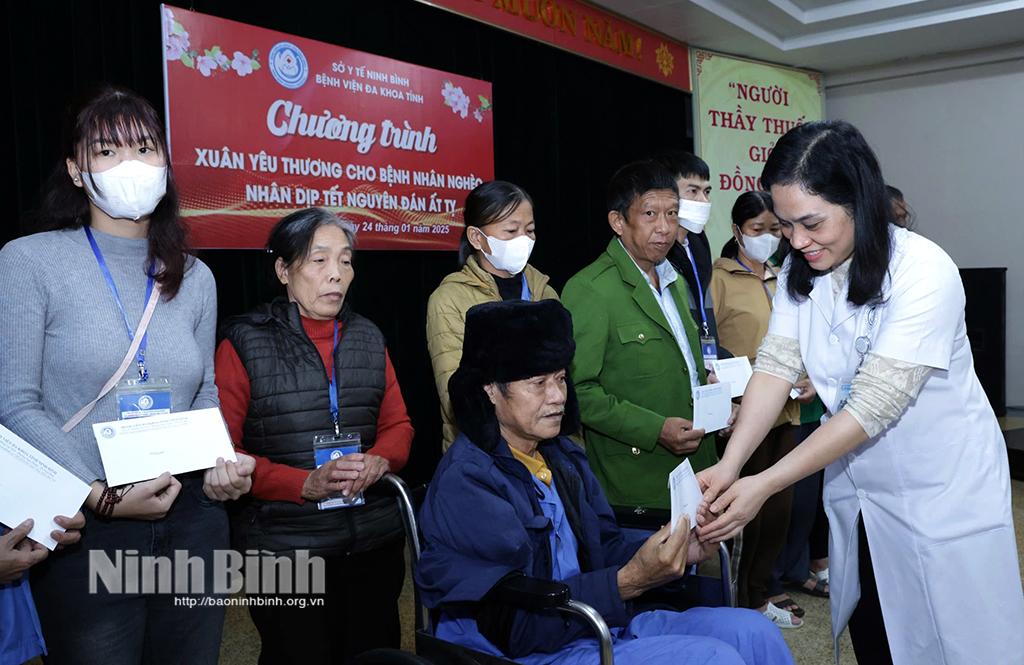 Lãnh đạo Bệnh viện Đa khoa tỉnh trao quà Tết cho bệnh nhân đang điều trị tại Bệnh viện.