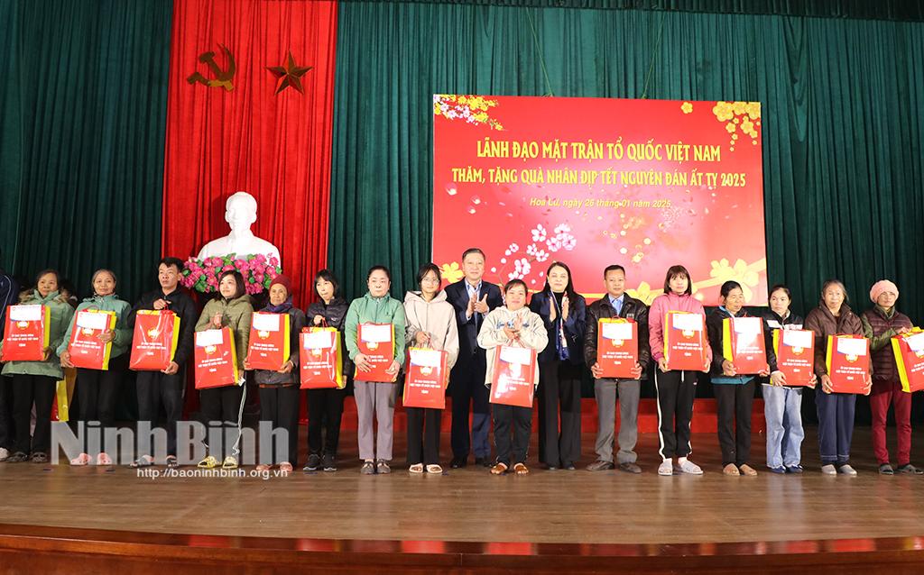 Đồng chí Phó Chủ tịch - Tổng Thư ký Ủy ban Trung ương MTTQ Việt Nam Nguyễn Thị Thu Hà và đồng chí Chủ nhiệm Ủy ban Kiểm tra Tỉnh ủy, Trưởng Đoàn đại biểu Quốc hội tỉnh Đinh Việt Dũng trao quà cho hộ nghèo, cận nghèo, gia đình chính sách, hộ có hoàn cảnh đặc biệt khó khăn tại xã Ninh Tiến và xã Ninh Nhất.