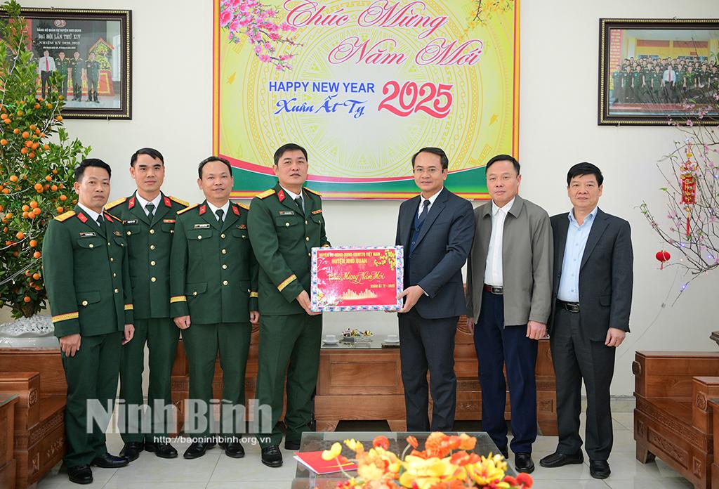 Đồng chí Bí thư Huyện uỷ thăm, chúc Tết Ban Chỉ huy quân sự huyện Nho Quan.