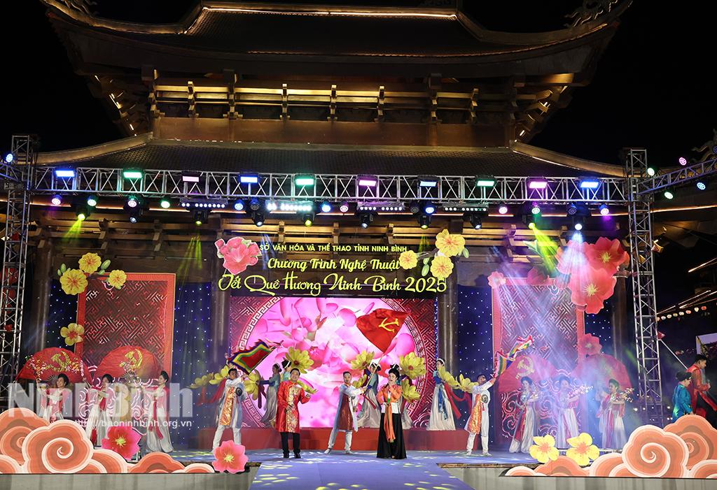 Chương trình nghệ thuật "Tết quê hương Ninh Bình” diễn ra tại Phố cổ Hoa Lư. Ảnh: Minh Quang