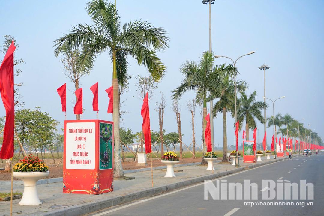 Các tuyến đường rực rỡ cờ hoa, băng rôn, biểu ngữ chào mừng sự kiện thành lập thành phố Hoa Lư và công nhận thành phố Hoa Lư đạt tiêu chí đô thị loại I. Ảnh: P.V