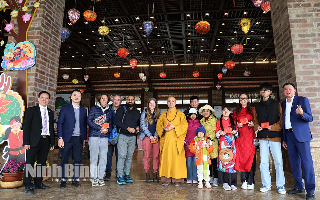 Lãnh đạo Sở Du lịch và Ban trị sự Chùa Bái Đính tặng quà những vị khách xông đất đầu năm.