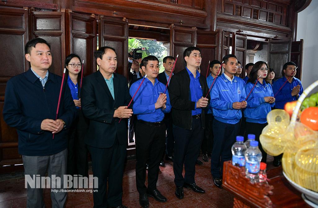 Đoàn đại biểu dâng hương tại Khu tưởng niệm đồng chí Lương Văn Thăng (xã Quỳnh Lưu, Nho Quan).