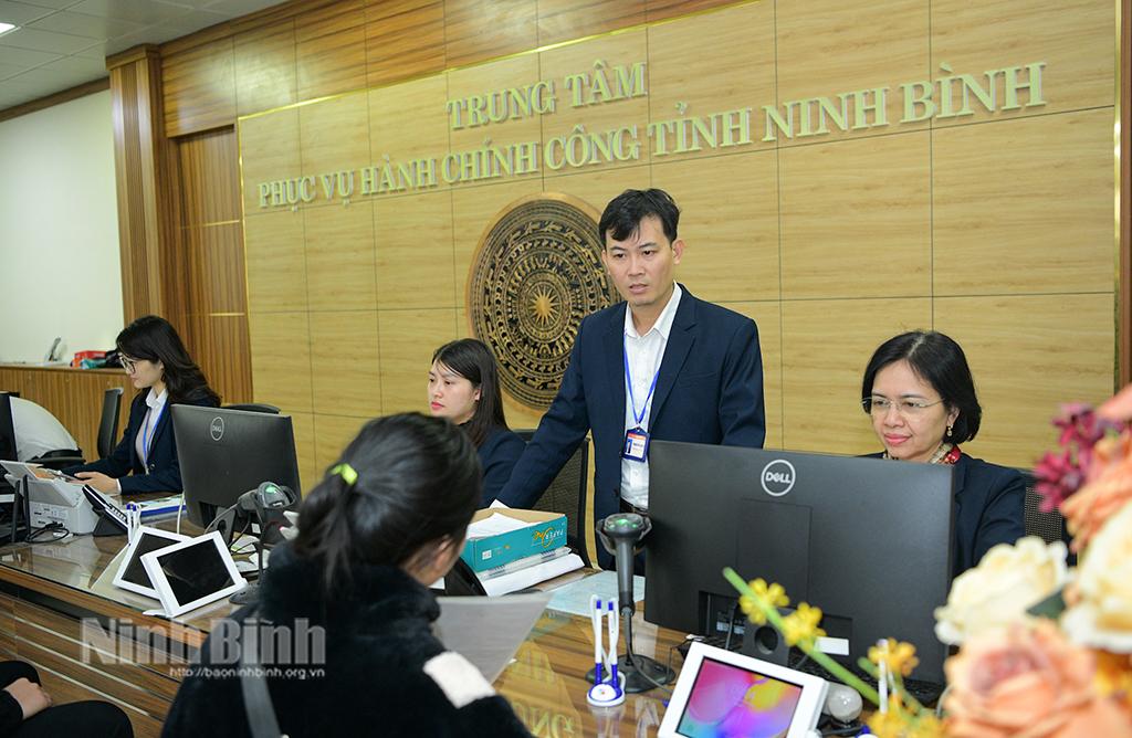 Cán bộ Trung tâm Phục vụ hành chính công tỉnh hướng dẫn người dân làm các TTHC.