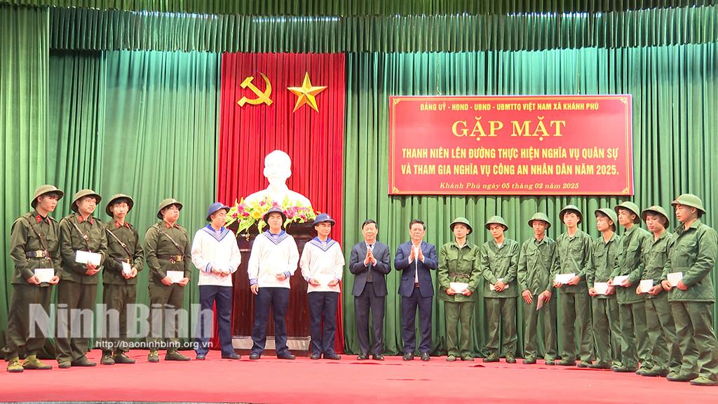 Trao quà cho các thanh niên chuẩn bị nhập ngũ năm 2025.