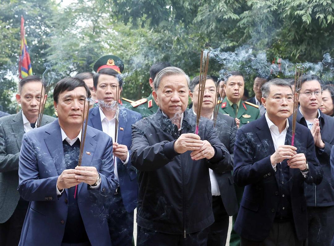 Tổng Bí thư Tô Lâm và các đại biểu dâng hương tại Điện Kính Thiên trên đỉnh núi Nghĩa Lĩnh thuộc Khu Di tích lịch sử Quốc gia đặc biệt Đền Hùng.