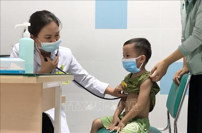 Bác sĩ Bệnh viện Nhi đồng 2 khám cho một trẻ em mắc bệnh hô hấp. Ảnh tư liệu: Đinh Hằng/TTXVN