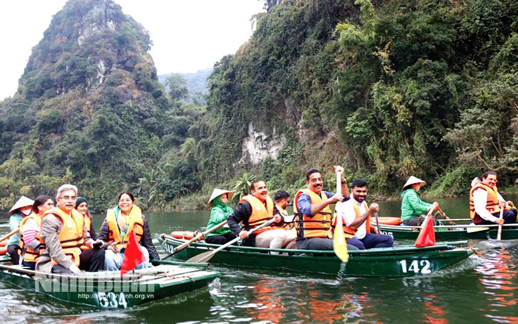 Đại biểu Liên đoàn các đại lý du lịch Ấn Độ tham quan Khu du lịch sinh thái Tràng An. Ảnh: Minh Đường