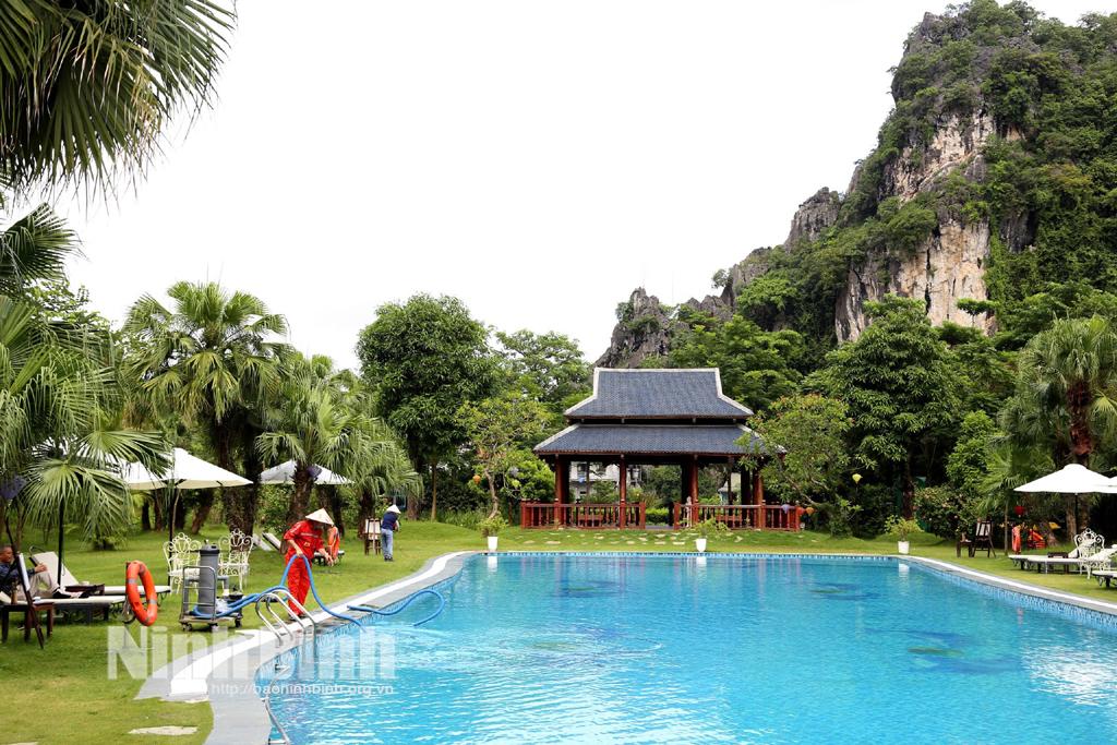 Bể tắm ngoài trời ở khu nghỉ dưỡng Minawa Kênh Gà. Ảnh: Minh Đường.