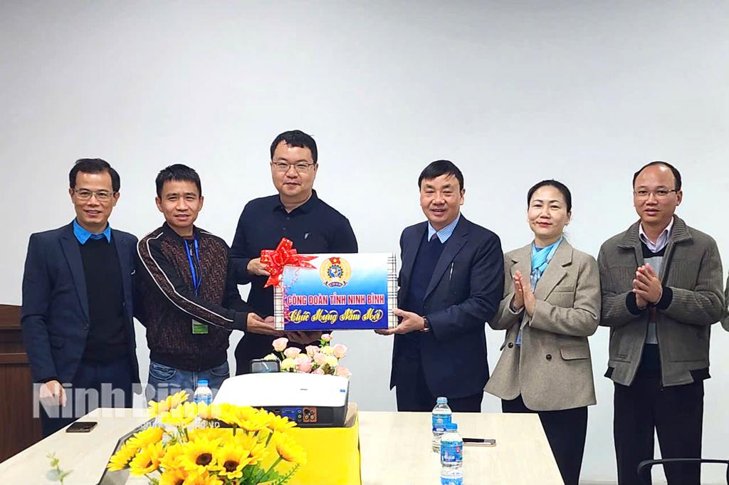 Lãnh đạo LĐLĐ tỉnh tặng quà động viên cán bộ, người lao động tại Công ty TNHH Simona Leather (huyện Yên Khánh). Ảnh: Kiều Ân